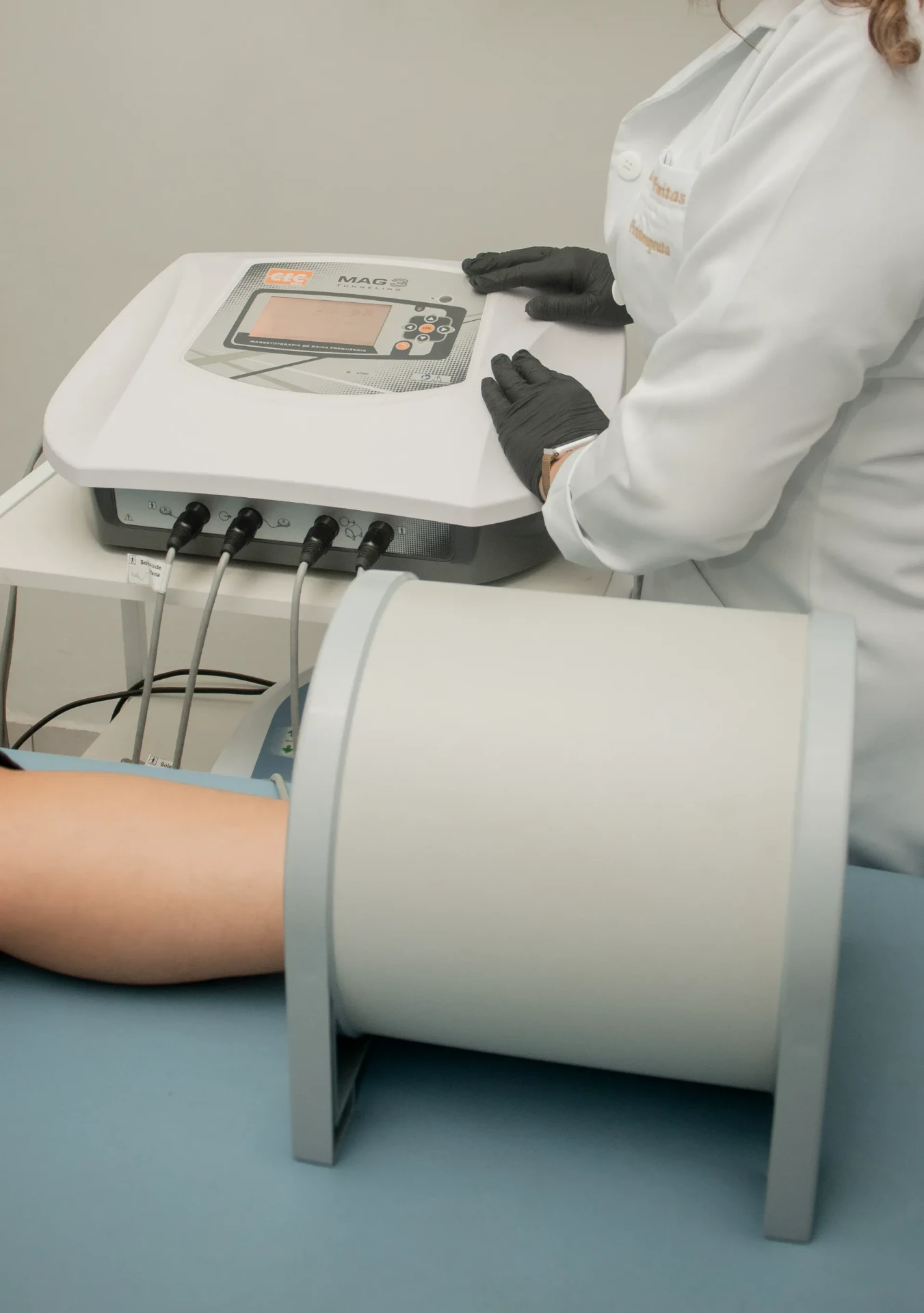 Aplicação de magnetoterapia em tratamento traumato-ortopédico